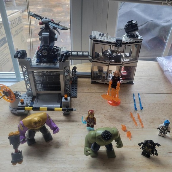 Retired Lego Avengers Set with action figures - Picture 2 of 3